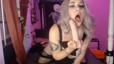 Tattooed curvy bitch Ana loves fuck her soft butt hole