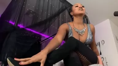 Sexy goddess LeVian Foxx wants you to full enjoy her feet