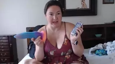 Curvy Freckles screwing her cunt on a dragon dildo and a can